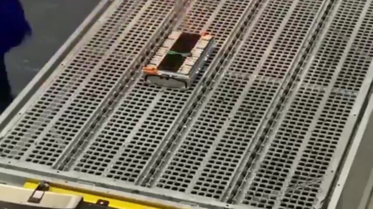 “電動車最大的隱憂”：車損_特別是電池受到衝擊，裡面的鋰不但會自燃，就算放到水裡（啟動 灑水） 依然持續化學反應而不滅