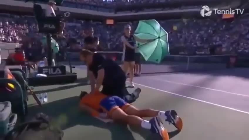 Ο ΕΜΒΟΛΙΑΣΜΕΝΟΣ τενίστας Ραφαέλ Ναδάλ στο έδαφος με πόνο στο στήθος
