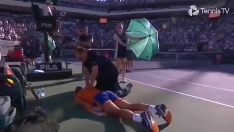 Ο ΕΜΒΟΛΙΑΣΜΕΝΟΣ τενίστας Ραφαέλ Ναδάλ στο έδαφος με πόνο στο στήθος