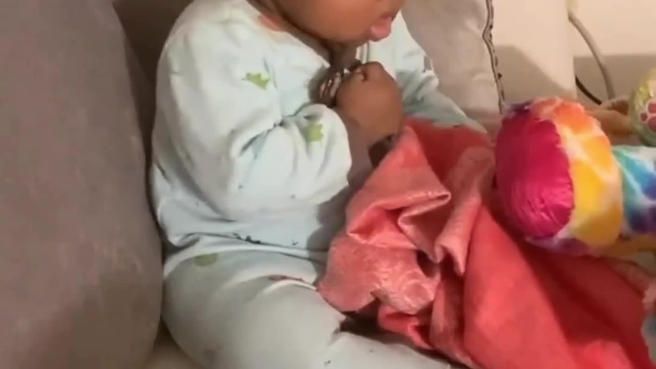 Baby keeps falling asleep 😴😪😒