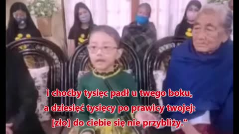 Azjatycka dziewczynka wypowiada słowa zachęty dla świata (mirrored)