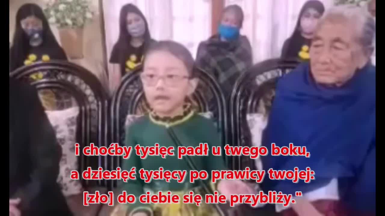 Azjatycka dziewczynka wypowiada słowa zachęty dla świata (mirrored)