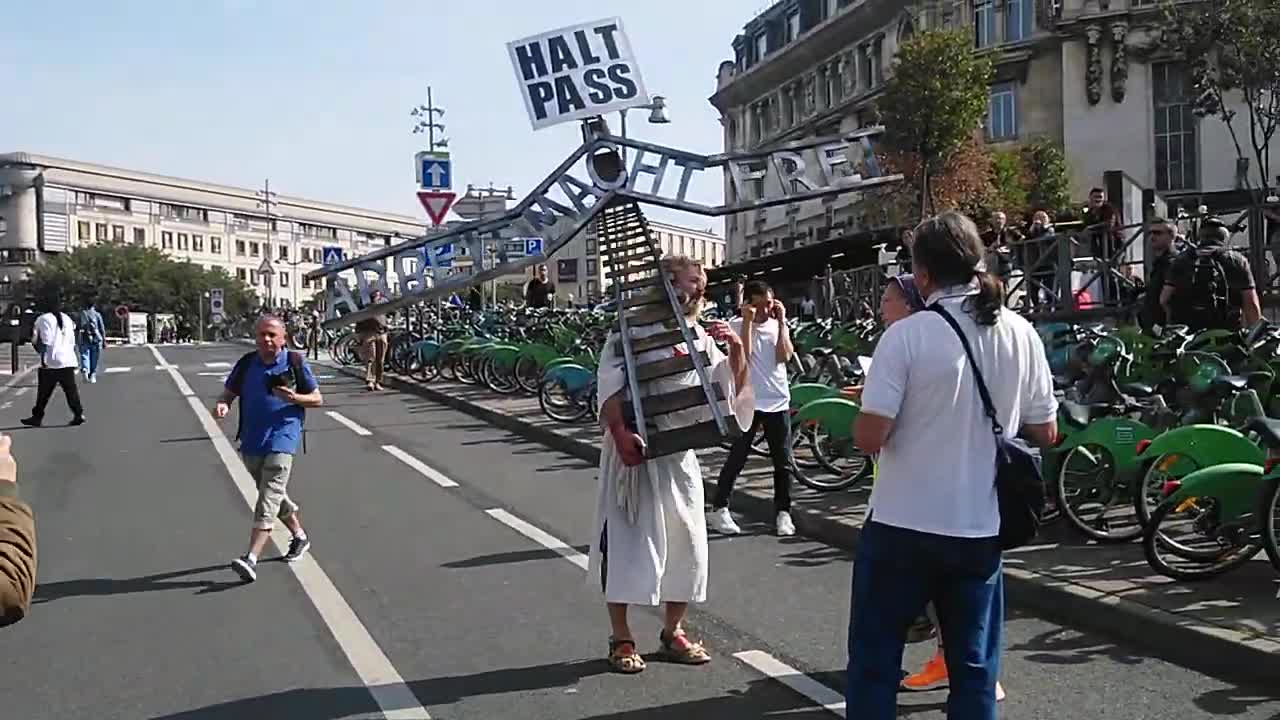 Manif anti-pass💉du 25/09/21 - Paris 12e - Une petite prière avant la manif ?