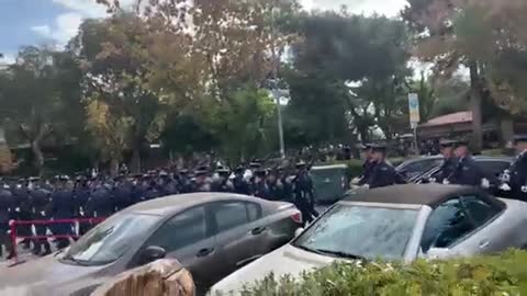 "Αλέξανδρε ξύπνα και έλα να δεις το όνομα κλέβουν της άγιας σου γης. Αιώνες αγώνων φωτιάς και τιμής τη Μακεδονία δεν θα κλέψει κανείς!"