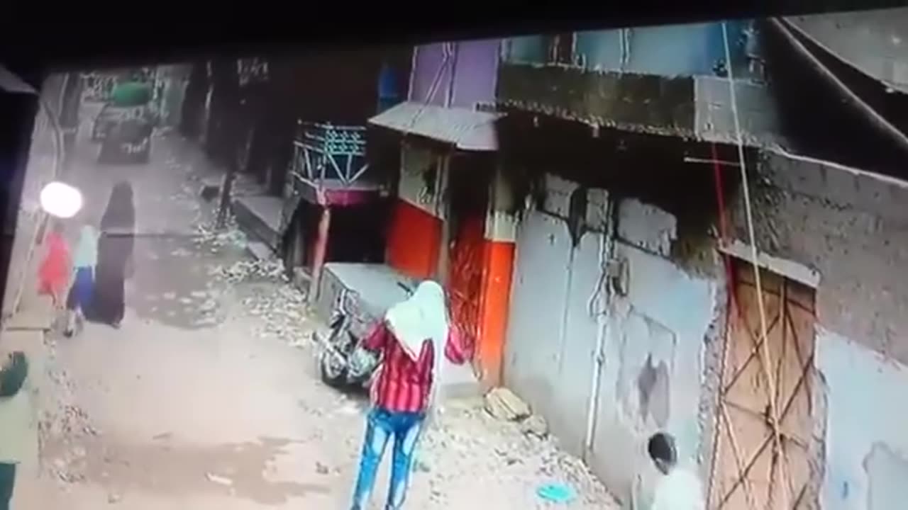 لڑکی کو گھر سے باہر اکیلے نکلنا مہنگا پڑ گیا