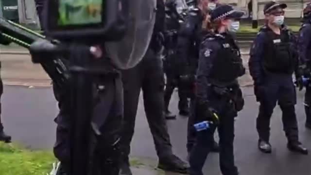 Australia Construction workers start chanting to the stasi and the cowardly commie ‘comrades’