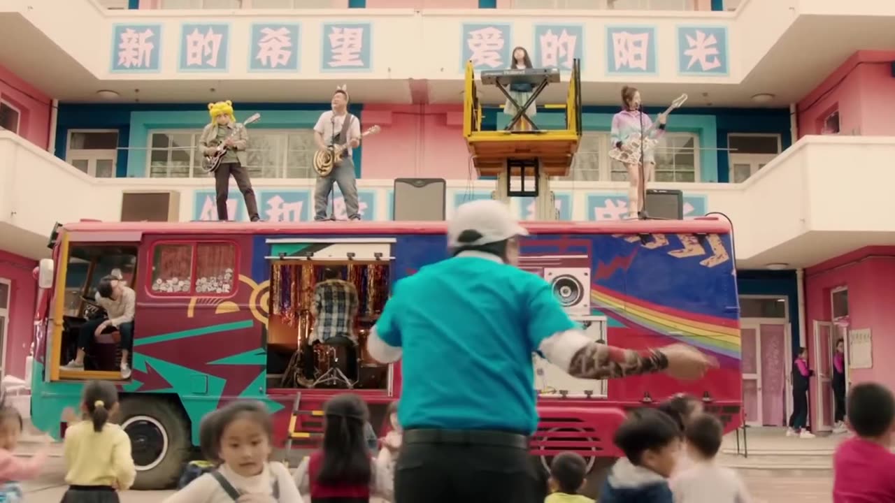 电影《缝纫机乐队》是一部让人难忘的喜剧片,讲述了一群音乐爱好者组成了一个被称作缝纫机乐队的爆笑故事。