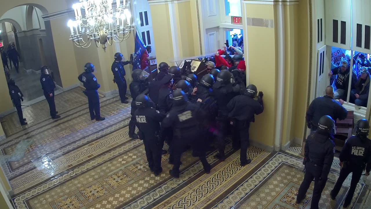 0102USCS01SenateWingDoornearS139_2021-01-06_14h47min08s147ms.mp4