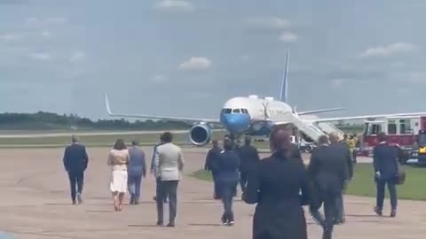 JD Vance gets off his plane and walks over to Kamala Harris’ Air Force Two