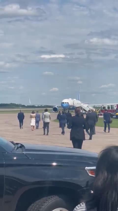 JD Vance gets off his plane and walks over to Kamala Harris’ Air Force Two