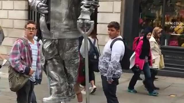 SCARY MOVING STATUE 230M Views London
