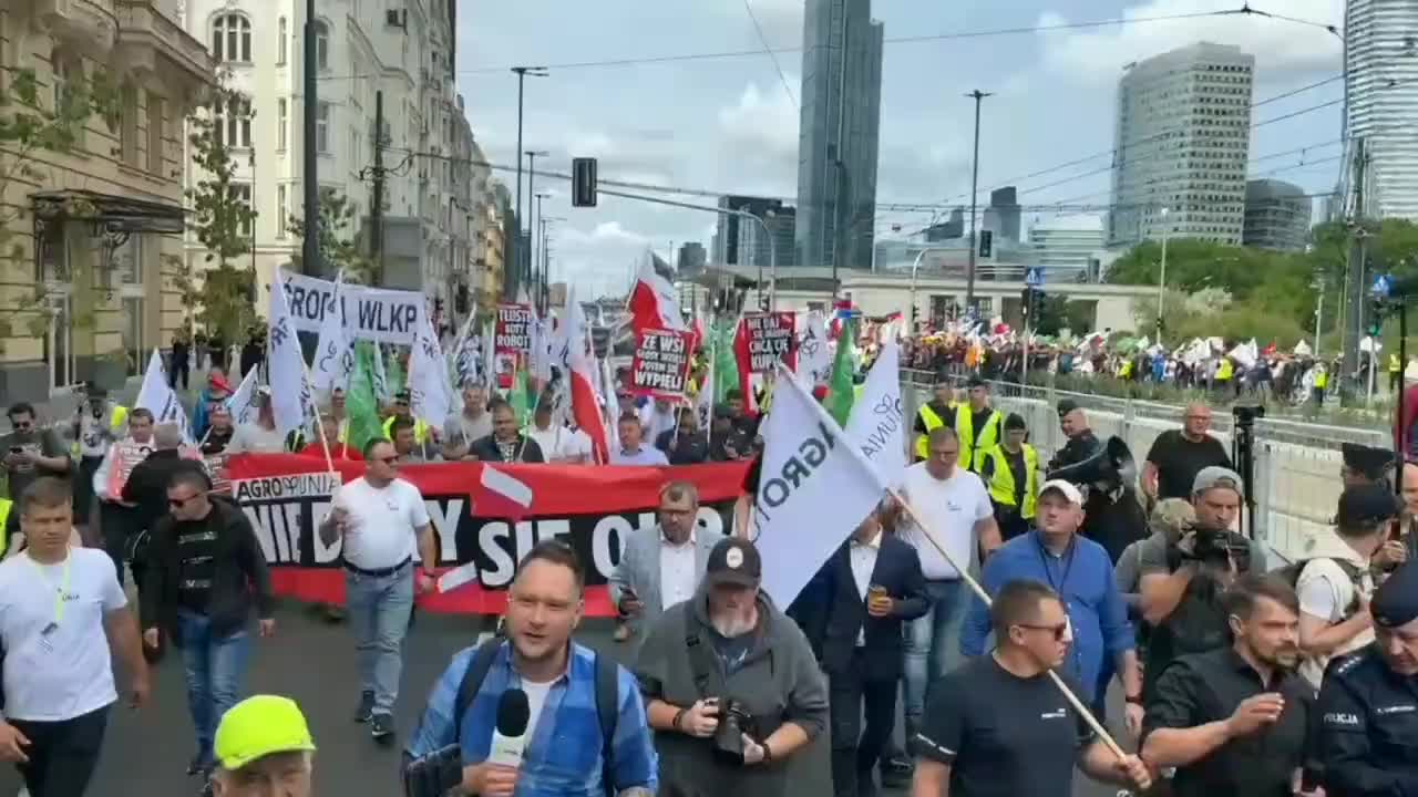 Polish farmers in Warsaw rising up!