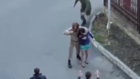 Brave man save girl life