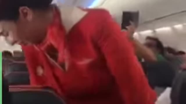 She couldn't keep it together and we can't blame her... 🤣🛩
