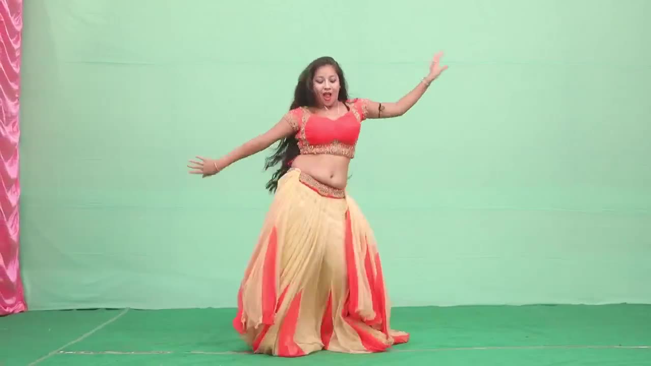 Kamli Song Dancing