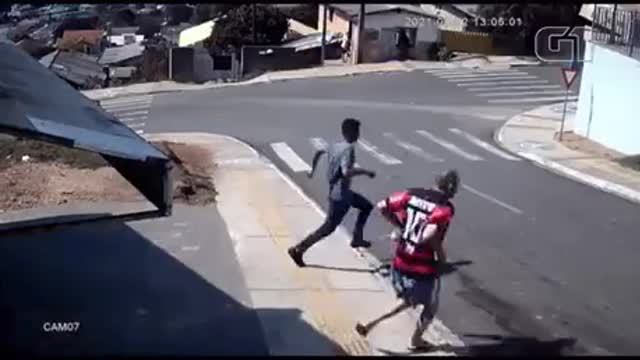 Man jumps through car window to try stopping it before it hits the houses