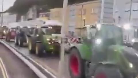 BREAKING 🚨 TRACTORS ARE CURRENTLY BLOCKADING DOVER.