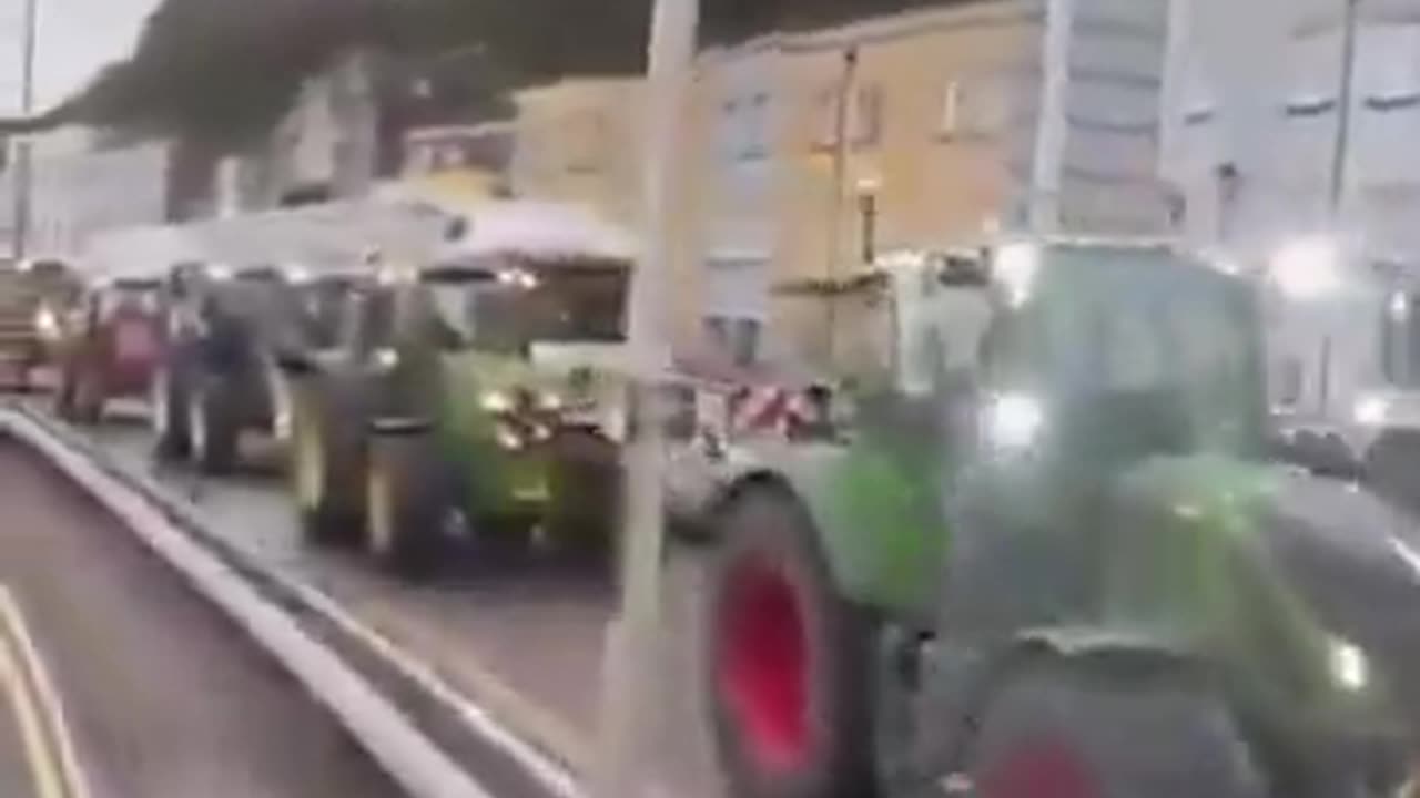 BREAKING 🚨 TRACTORS ARE CURRENTLY BLOCKADING DOVER.