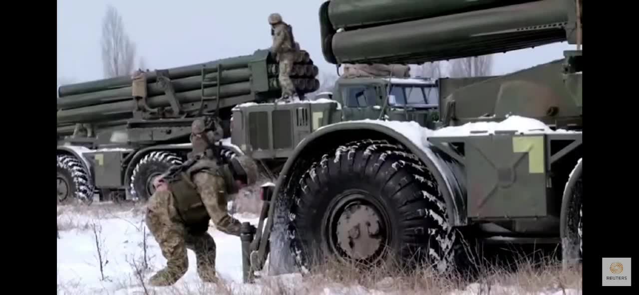 Ukraina army tests rocket launcher near crimea