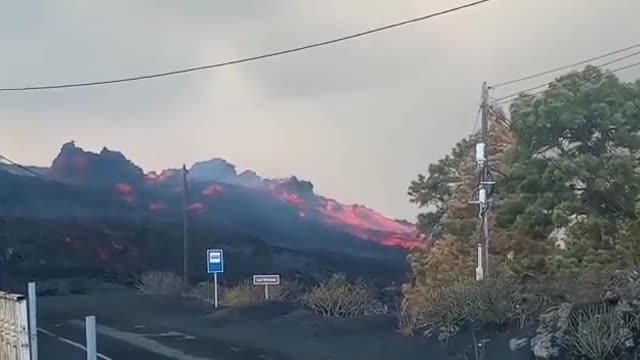 Earthquake hits La Palma. Earlier main cone partial collapsed on the island.