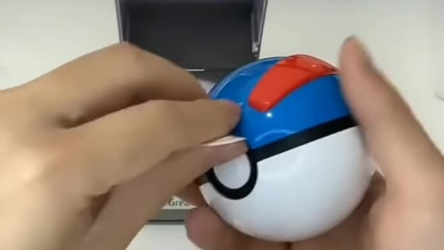 Unboxing Pokemon Poke Ball