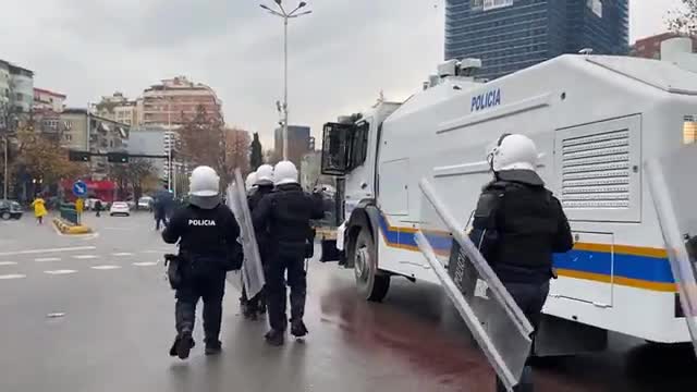 Albania: Protesters raid Democratic Party offices in Tirana