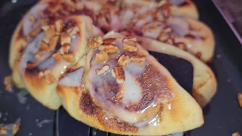 Easy Cinnamon Rolls in a Skillet