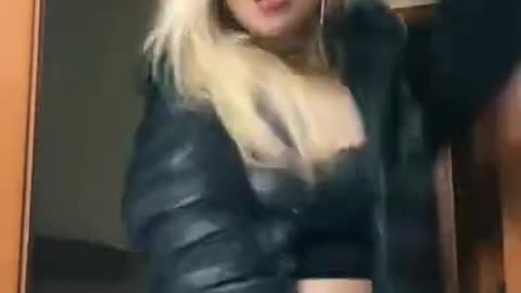MELODY DANÇANDO - FAKE AMOR