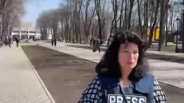 Niederländischer Journalist in der befreiten Stadt Wolnowach (Donbass):