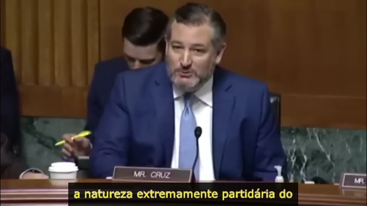 Ted Cruz coloca assessor de Biden em água quente com pergunta inflamada-recebe ovação