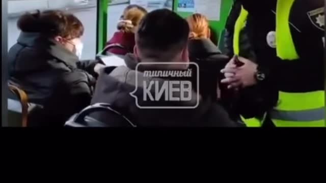 烏克蘭🇺🇦人製作的，對比納粹統治時期檢查證件與今天警察檢查疫苗護照…… 歷史再現！