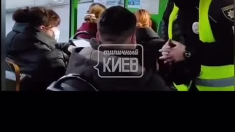 烏克蘭🇺🇦人製作的，對比納粹統治時期檢查證件與今天警察檢查疫苗護照…… 歷史再現！