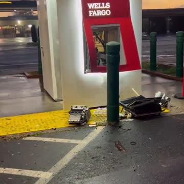 Thieves yanked out the whole ATM from Wells Fargo in San Leandro, California 👀