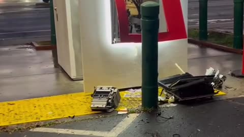Thieves yanked out the whole ATM from Wells Fargo in San Leandro, California 👀