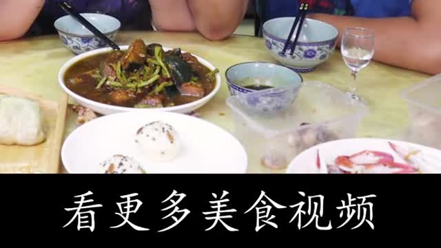 The correct way to make rice cake is not to touch noodles with hands