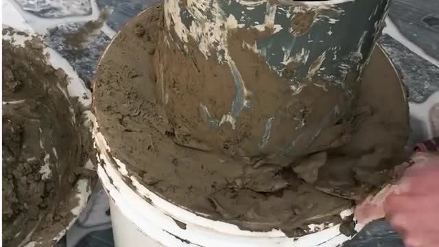 Make a firewood stove with clay cement and a plastic bucket