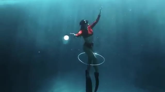 Talented diver swims through her own air bubble