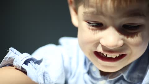 the child does not see that he is being shot on camera.