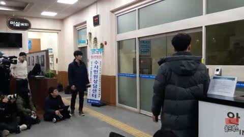 20190217_V3_S01(bt16n86tC4U)손석희, 유튜버 피해 경찰서 필사의 도주현장!