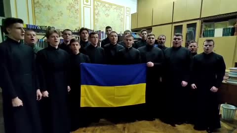 Ukrajinští studenti zpívající oslavné písně o Banderovi