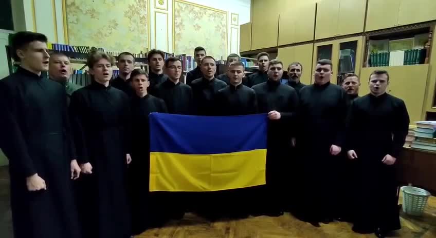 Ukrajinští studenti zpívající oslavné písně o Banderovi