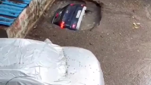 Shocking! The car slowly sinking to the surface