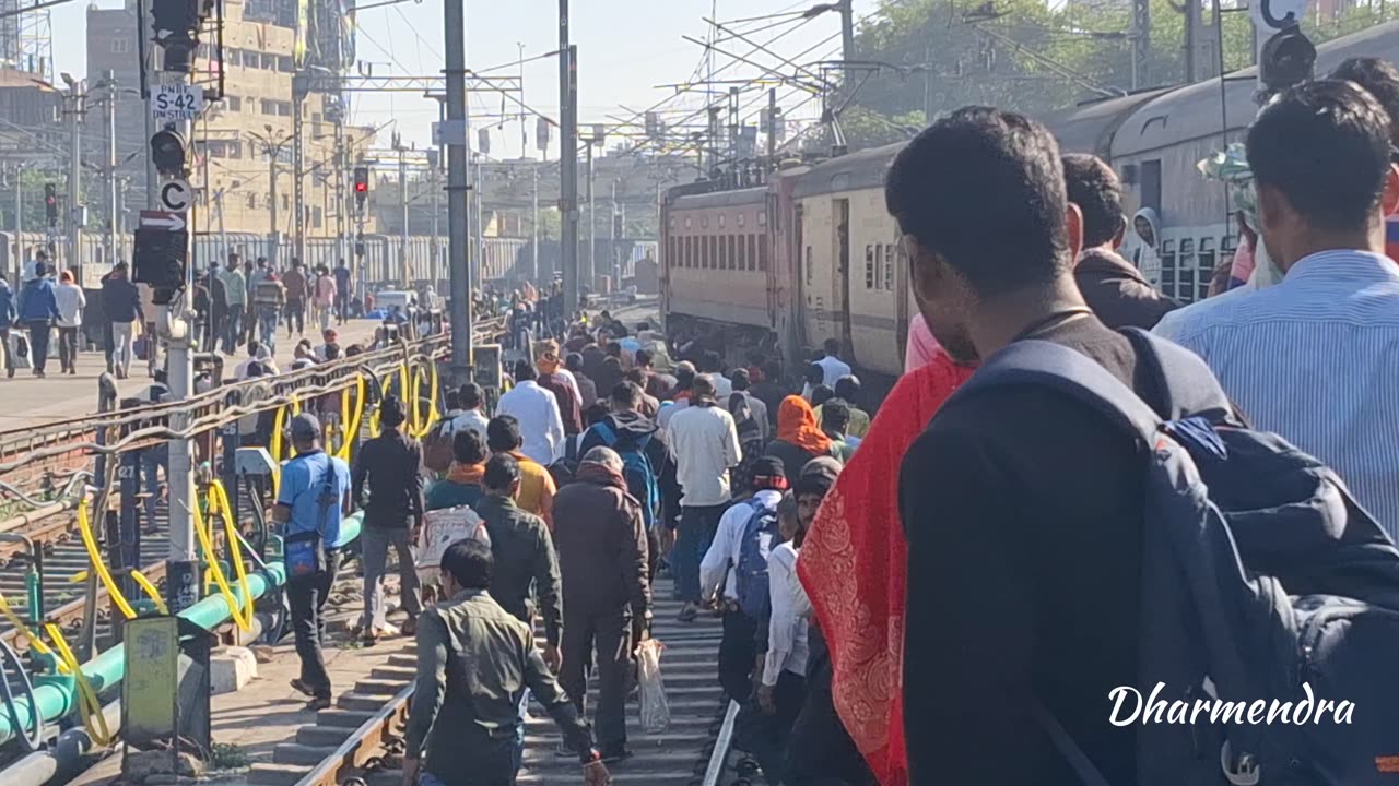 Video of passengers deboarding from Dhanbad Patna Singrauli