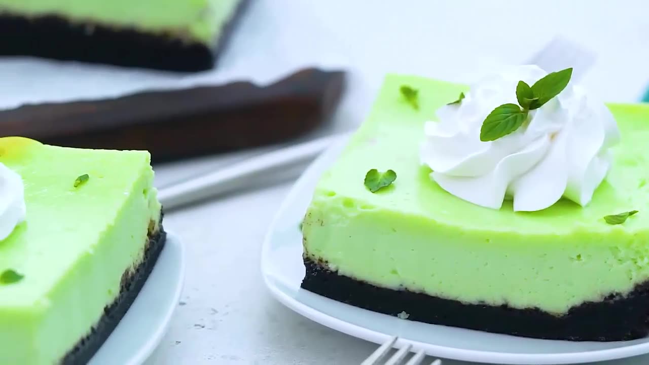 Oreo Mint Cheesecake Bars