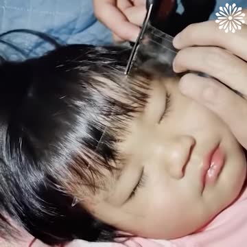 Watch how to give your little girl the prettiest hair bangs😮💇_♀️