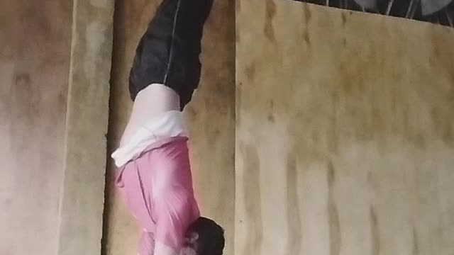 doing handstand the first time🙏🔥🤸 #streetworkout #calisthenics #handstand