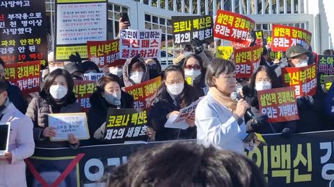 한국 의사들이 모여 현미경으로 백신 확인 결과, 미확인 괴생물체가 바글바글한 것을 발견하다