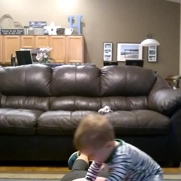 Bebé se mete en el entrenamiento de pilates de su mamá