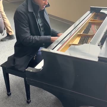 Vivek Ramaswamy Plays the Piano While on Bus Tour through Iowa