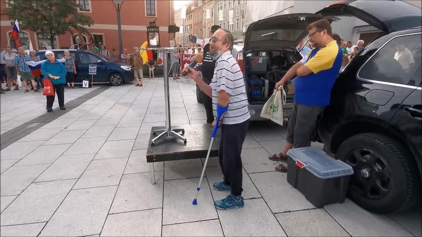 älterer armer Mann bittet um Hilfe - 76. MAHNWACHE - BAUTZEN, Kornmarkt, 18 07 2022